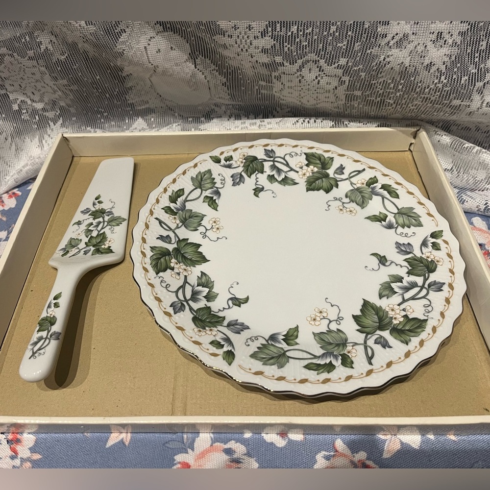 Andrea by Sadek Floral Vine Cake Plate and Server
